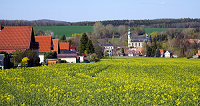 Aktuelles06_Ebersbach__Blick_zur_Kirche.png